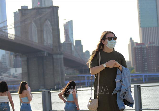  Người dân đeo khẩu trang phòng lây nhiễm Covid-19 tại New York, Mỹ ngày 15-6. Ảnh: THX/TTXVN