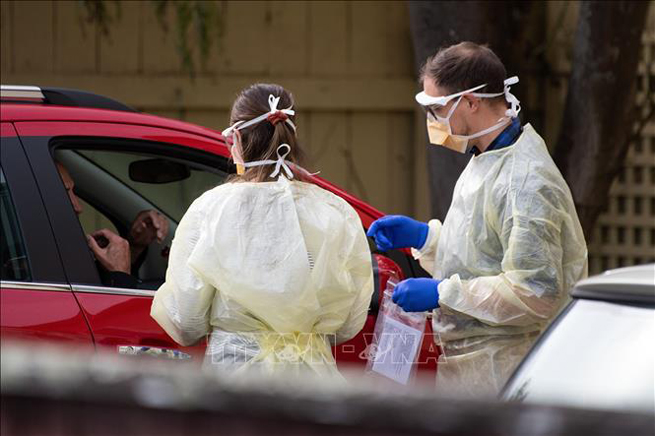  Nhân viên y tế lấy mẫu xét nghiệm Covid-19 tại Lower Hutt, gần Wellington, New Zealand ngày 20/4. Ảnh: AFP/TTXVN