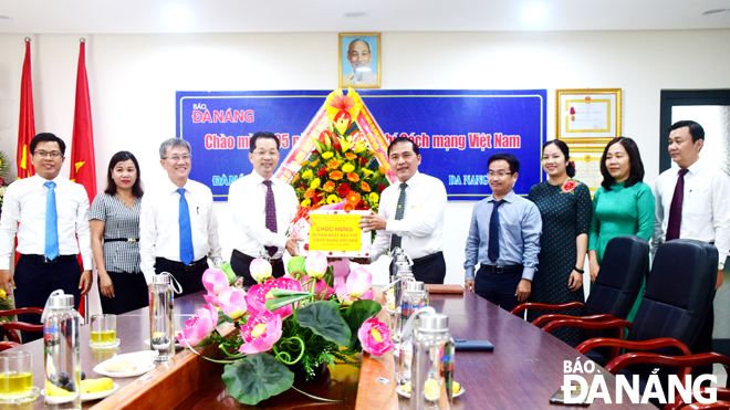 Municipal Party Committee Deputy Secretary Quang (fourth, left) congratulating the DA NANG Newspaper staff in recognition of the 95th anniversary of Viet Nam’s Revolutionary Press Day (21 June).