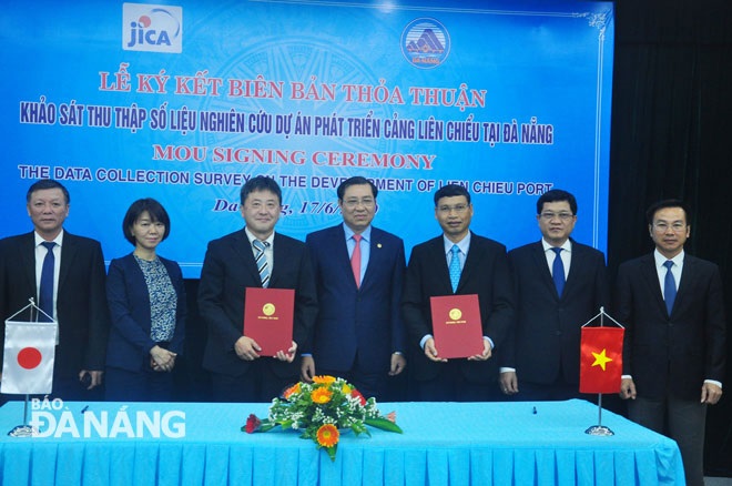 Chief Representative of JICA in Viet Nam Shimizu Akira (3rd left), Chairman Tho (centre) and Vice Chairman Minh (3rd right) at the signing ceremony