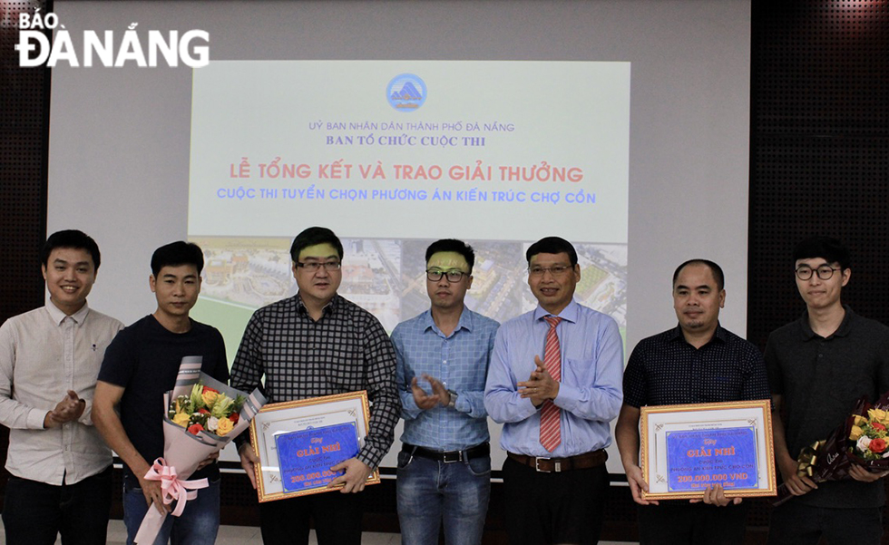 Phó Chủ tịch UBND thành phố Hồ Kỳ Minh (....) trao giải cho các đồ án thiết kế kiến trúc chợ Cồn. Ảnh: KHANG NINH