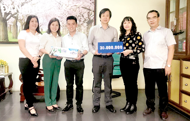 Đại diện Hội Nhà báo thành phố Đà Nẵng trao 30 triệu đồng từ Chương trình “Đội ngũ y tế khỏe, chúng ta khỏe” hỗ trợ đơn vị tuyến đầu chống dịch Covid-19. Ảnh: P.V
