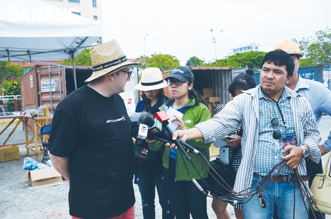 Phóng viên tác nghiệp tại sự kiện Lễ hội pháo hoa quốc tế Đà Nẵng năm 2019. Ảnh: THU HÀ