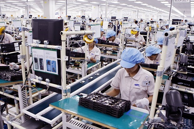 Workers at a manufacturing factory of electronic products in Viet Nam (Photo: VNA)