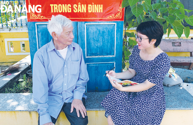 Được gặp những người già  am hiểu địa thế, lịch sử của làng là may mắn của người làm báo. TRONG ẢNH: Tác giả và ông Trần Lự (phường Thọ Quang). Ảnh: Q.T	