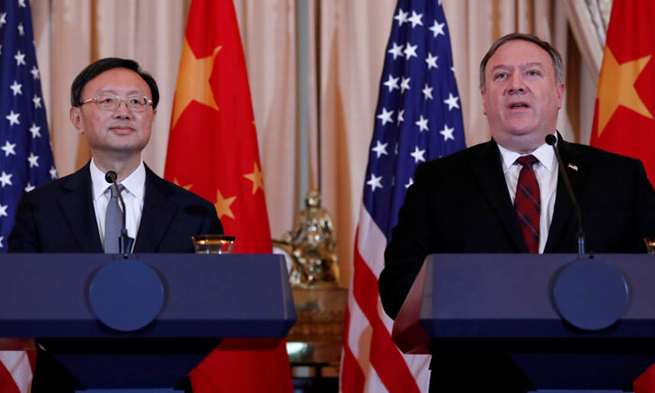  Ngoại trưởng Mỹ Mike Pompeo (phải) và Chủ nhiệm Văn phòng Ủy ban Công tác đối ngoại Trung ương Đảng Cộng sản Trung Quốc Dương Khiết Trì. Ảnh: CNN