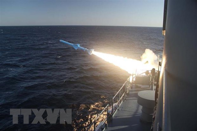 Tên lửa của Hải quân Iran được phóng thử từ tàu chiến trong cuộc tập trận ở Vịnh Oman ngày 23-2-2019. (Nguồn: AFP/TTXVN)