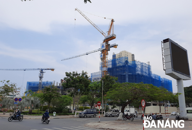 Thị trường bất động sản Đà Nẵng khởi sắc và phục hồi trở lại sau khi Covid-19 được kiểm soát.  Trong ảnh: Thi công dự án Golden Square.	Ảnh: TRIỆU TÙNG