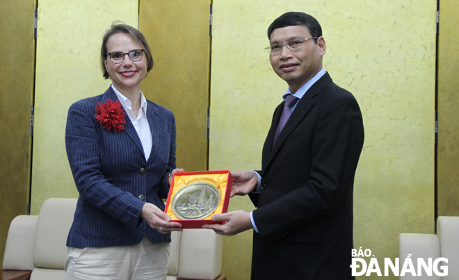 Phó Chủ tịch UBND thành phố Hồ Kỳ Minh (phải) tiếp Tổng Lãnh sự Đức tại Thành phố Hồ Chí Minh Josefine Wallat.  Ảnh: LAM PHƯƠNG	