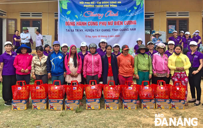 Hội LHPN phường Thanh Khê Đông trao quà cho phụ nữ khó khăn tại huyện Tây Giang, tỉnh Quảng Nam. (Ảnh: Hội LHPN phường cung cấp)