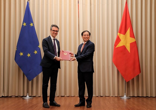 Deputy Foreign Minister Bui Thanh Son (R) hands over the dilomatic notes to head of the EU Delegation to Vietnam, Ambassador Giorgio Aliberti on June 18 (Photo: VNA)