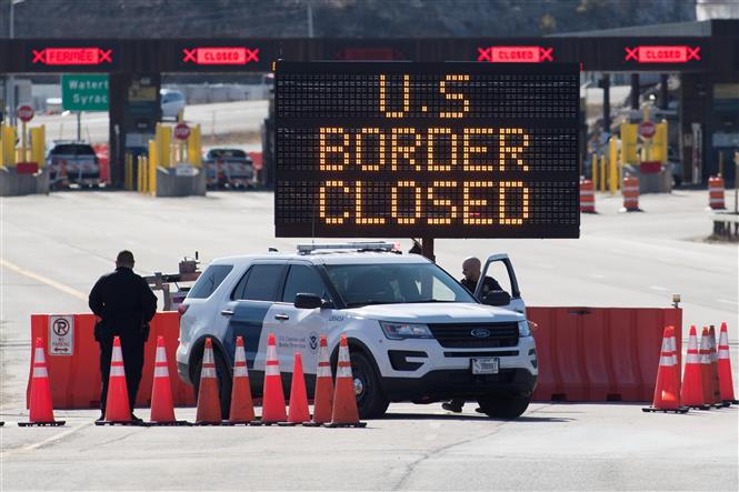  Cửa khẩu biên giới Canada-Mỹ tại Lansdowne, bang Ontario (Mỹ) đóng cửa do dịch COVID-19 ngày 22/3/2020. Ảnh: AFP/TTXVN