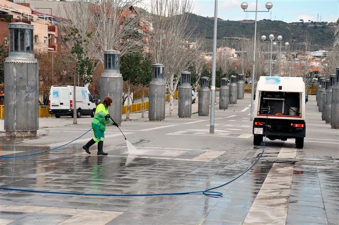  Phun khử trùng đường phố nhằm ngăn chặn sự lây lan của dịch COVID-19 tại Barcelona, Tây Ban Nha ngày 15/5/2020. Ảnh: THX/TTXVN