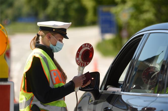  Cảnh sát Đức kiểm tra các phương tiện giao thông tại khu vực biên giới với quốc gia láng giềng Áo gần Oberaudorf (Đức) trong bối cảnh lệnh hạn chế đi lại do dịch COVID-19 được ban bố, ngày 7/5/2020. Ảnh: AFP/TTXVN