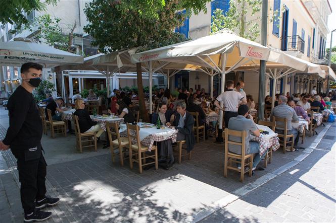  Người dân dùng bữa tại một nhà hàng ở Athens, Hy Lạp ngày 30/5/2020. Ảnh: THX/ TTXVN