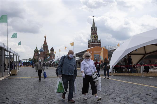  Người dân đeo khẩu trang phòng lây nhiễm COVID-19 khi tham quan hội chợ sách ở Moskva, Nga, ngày 6/6/2020. Ảnh: THX/ TTXVN