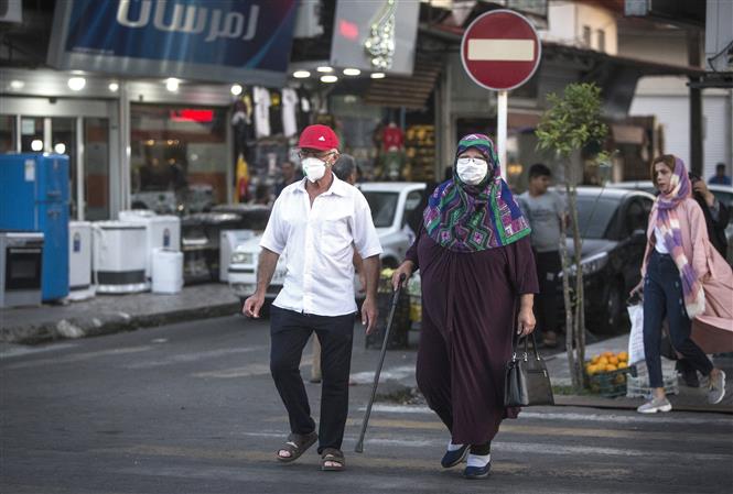  Người dân đeo khẩu trang phòng lây nhiễm COVID-19 tại Tonekabon, miền bắc Iran, ngày 16/6/2020. Ảnh: THX/TTXVN