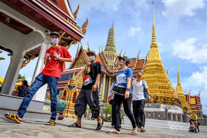 Du khách đeo khẩu trang tại Thái Lan. Ảnh: AFP/TTXVN