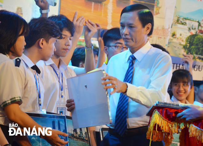 Phó Chủ tịch UBND thành phố Trần Văn Miên tặng quà lưu niệm cho các đoàn học sinh tham dự Cuộc thi. Ảnh NGỌC PHÚ