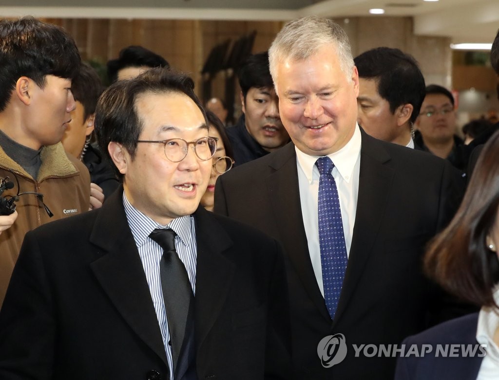 Đặc phái viên Lee Do-hoon (trái) gặp Thứ trưởng Mỹ Stephen Biegun. Ảnh: Yonhap