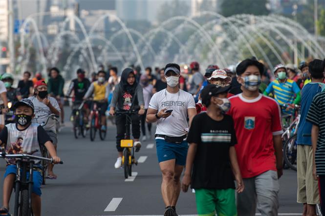 Người dân đeo khẩu trang phòng lây nhiễm COVID-19 tại Jakarta, Indonesia, ngày 14/6/2020. Ảnh: THX/ TTXVN
