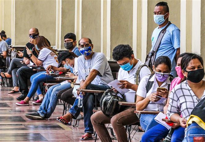 Người dân đeo khẩu trang phòng lây nhiễm COVID-19 khi xếp hàng bên ngoài bưu điện ở Manila, Philippines, ngày 10/6/2020. Ảnh: THX/ TTXVN