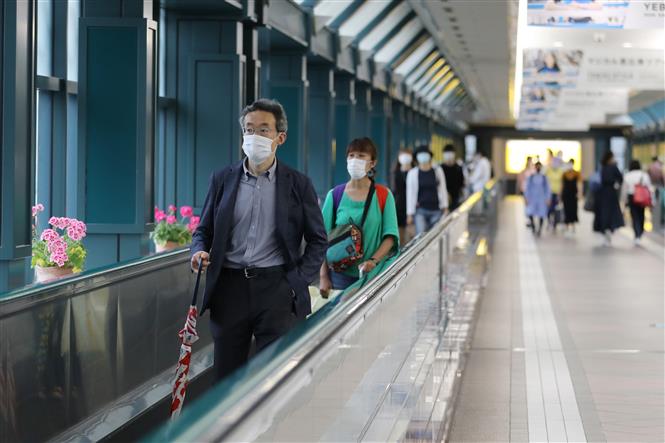 gười dân đeo khẩu trang phòng lây nhiễm COVID-19 tại Tokyo, Nhật Bản ngày 14/6/2020. Ảnh: THX/ TTXVN