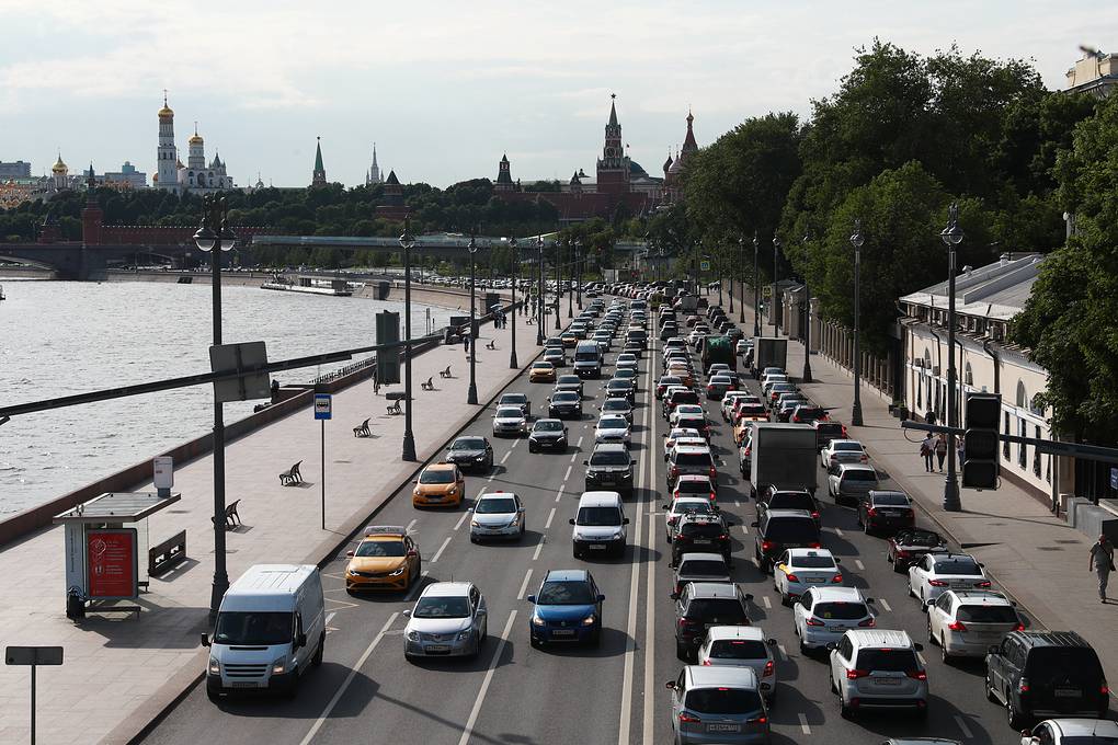Xe cộ đi lại đông đúc ở Moscow khi thành phố nới lỏng nhiều hạn chế. Ảnh: Moscow Times