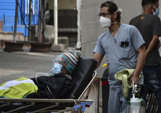 Nhân viên y tế chuyển bệnh nhân nhiễm COVID-19 tơi bệnh viện dã chiến ở Tegucigalpa, Honduras, ngày 17/6/2020. Ảnh: AFP/TTXVN