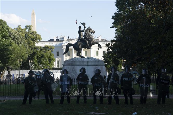 Cảnh sát Mỹ được triển khai gần Nhà Trắng ở Washington DC., ngày 1-6-2020 nhằm ngăn người quá khích trong cuộc biểu tình phản đối hành vi của cảnh sát dẫn đến cái chết của người da màu George Floyd. Ảnh: THX/TTXVN
