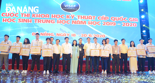 Leaders of the Ministry of Education and Training and the Da Nang Department of Education and Training taking souvenir photos with first-prize winners