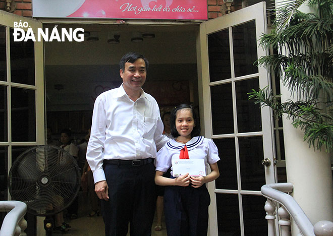 Vice Chairman Chinh and a scholarship recipient