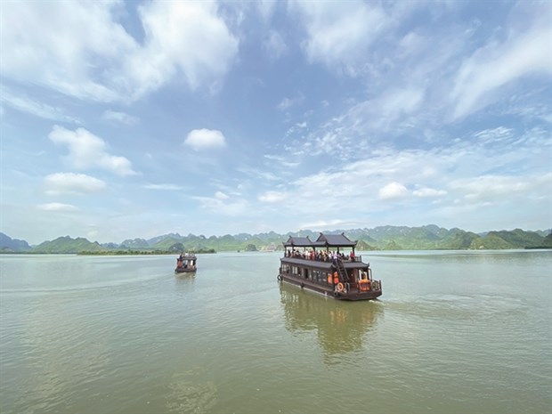 Tourists enjoy boat tour to Tam Chuc Pagoda Complex (Photo: VNA)