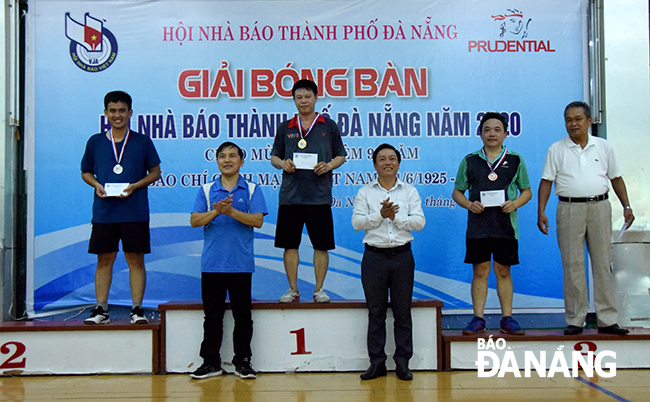 Chủ tịch Hội Nhà báo thành phố Nguyễn Đức Nam (trái) và Trưởng Ban tổ chức giải Nguyễn Thành (phải) trao giải thưởng cho các tay vợt xuất sắc ở nội đung đơn nam.