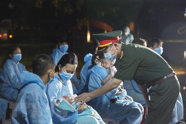 Lãnh đạo Bộ Chỉ huy quân sự tỉnh Hòa Bình thăm hỏi sức khỏe các công dân khi họ về tới cơ sở cách ly thuộc Trung đoàn T14. (Ảnh: Trọng Đạt-TTXVN)