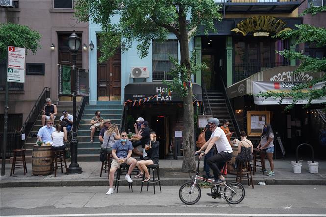  Một quán bar ngoài trời mở cửa trở lại tại New York, Mỹ , ngày 7/6/2020. Ảnh: AFP/TTXVN