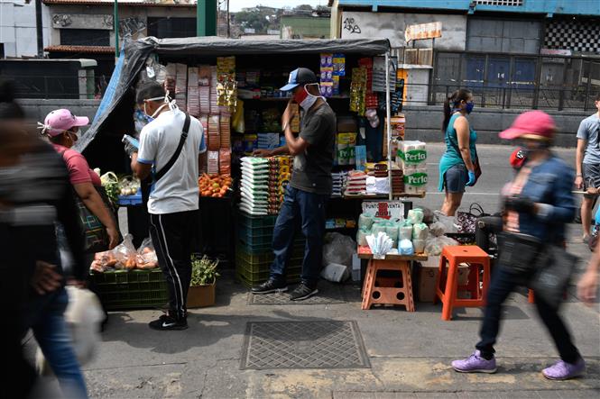  Người dân đeo khẩu trang phòng lây nhiễm COVID-19 tại một khu chợ ở Caracas, Venezuela ngày 2/4/2020. Ảnh: AFP/ TTXVN