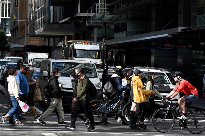  Người dân di chuyển trên đường phố tại Sydney, Australia, ngày 18/6/2020. Ảnh: AFP/ TTXVN