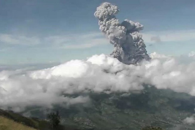 Mount Merapi volcano erupts again, spewing a column of ash by up to 6 km high (Source: AFP/VNA)