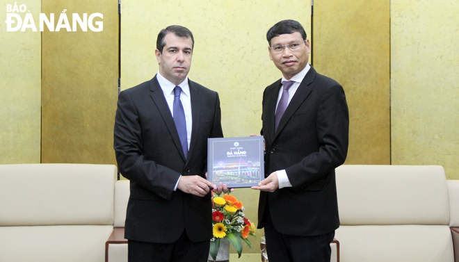 Azerbaijani Ambassador Anar Imanov (left) and Vice Chairman Minh