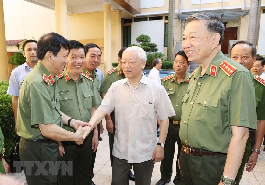 Tổng Bí thư, Chủ tịch nước Nguyễn Phú Trọng với các đồng chí lãnh đạo Bộ Công an. (Ảnh: Trí Dũng/TTXVN)