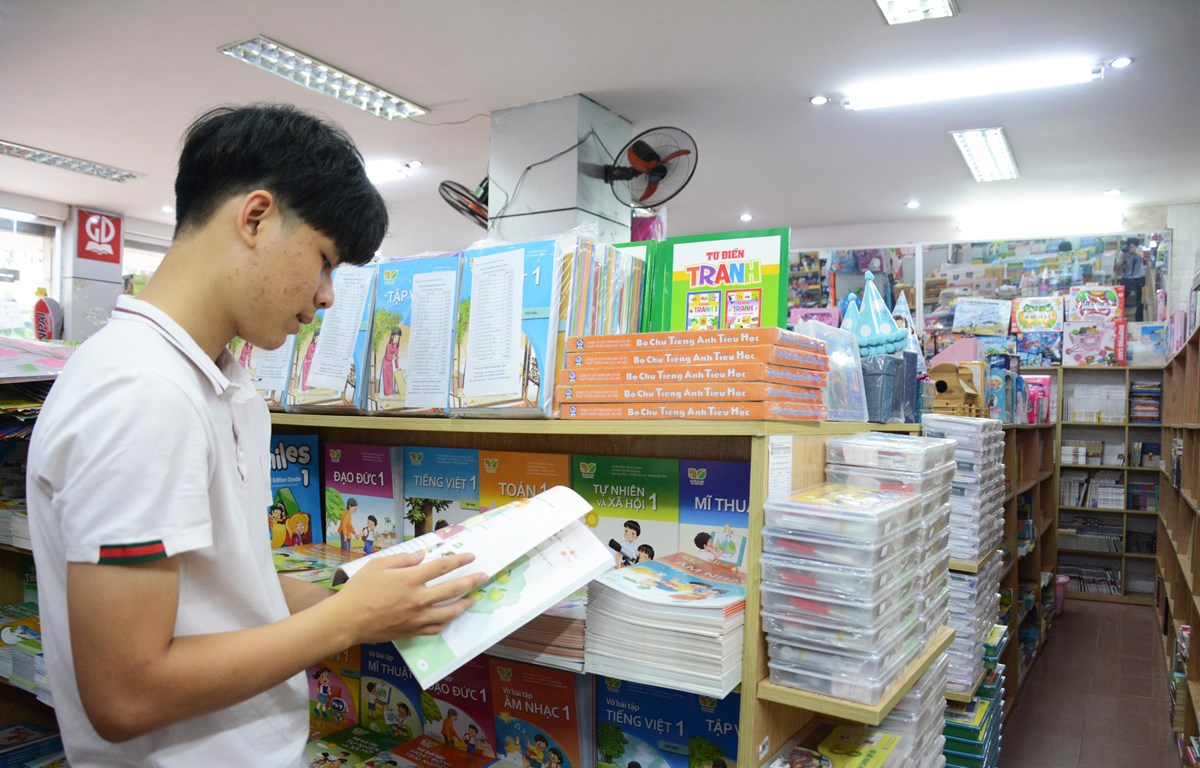 Việc xã hội hóa sách giáo khoa sẽ tạo sự canh tranh, nâng cao chất lượng sách. (Ảnh: PV/Vietnam+)