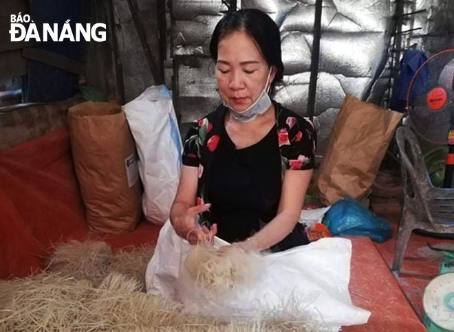 Chị Trương Thị Ánh Tuyết sản xuất bún sợi các loại đạt hiệu quả cao. Ảnh: LÊ VĂN THƠM