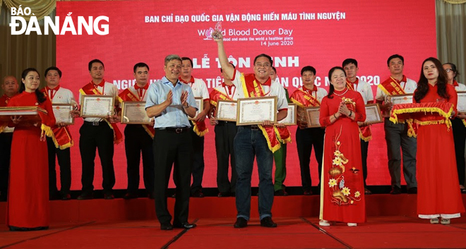 Anh Phan Minh Chân (đứng giữa, hàng trước) tại lễ tôn vinh 100 người hiến máu tiêu biểu toàn quốc ngày 11-6-2020. Ảnh: LÊ VĂN THƠM