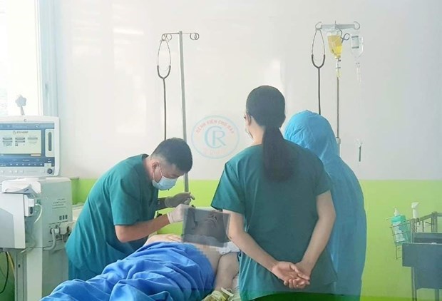 Doctors take care of patient No.91 (Photo: VNA)