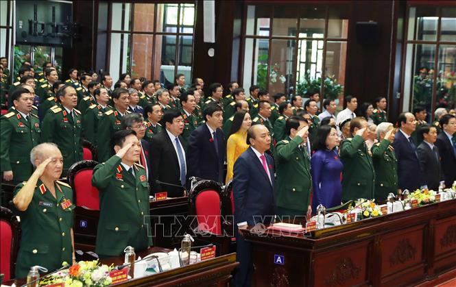 Thủ tướng Nguyễn Xuân Phúc cùng các đại biểu thực hiện nghi chức chào cờ.
