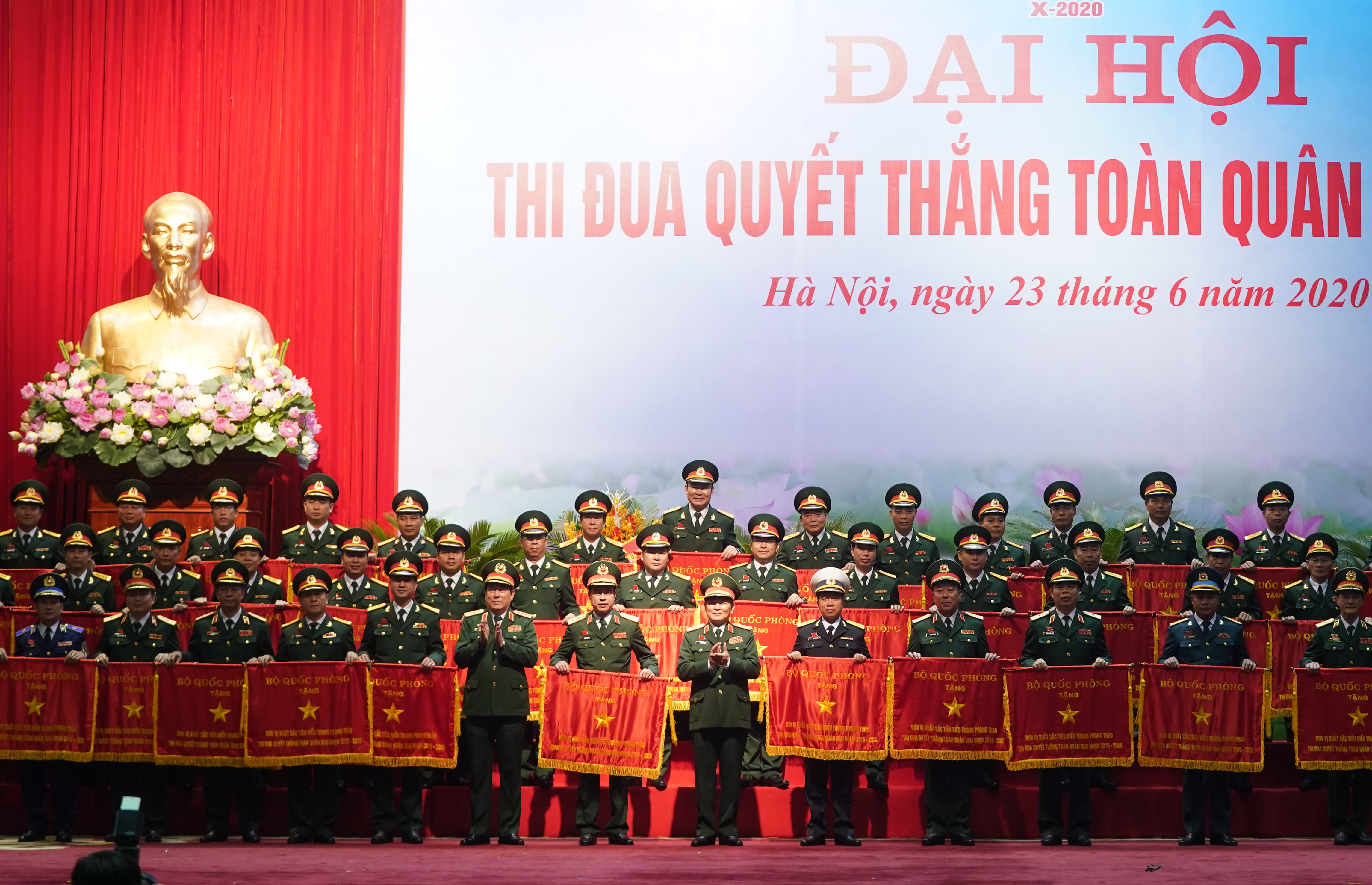 Lãnh đạo Bộ Quốc phòng trao thưởng cho các tập thể và cá nhân có thành tích tiêu biểu xuất sắc - Ảnh: VGP/Quang Hiếu