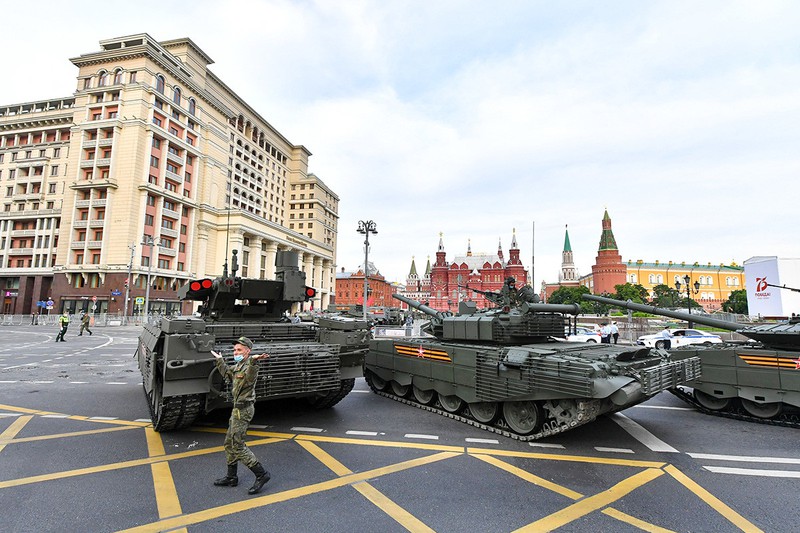 Hơn 14.000 binh sỹ, cùng 300 khí tài quân sự đã tham gia tổng duyệt trên các đường phố trung tâm thủ đô Moscow và Quảng trường Đỏ.