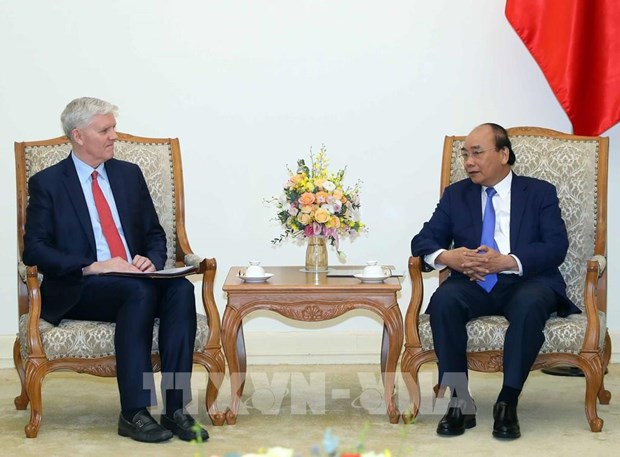 Prime Minister Nguyen Xuan Phuc (R) receives ADB Country Director for Vietnam Eric Sidgwick (Photo: VNA)