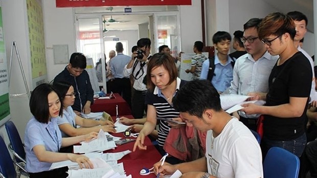 Workers find out information at an employment service centre in Ha Noi. (Photo: HCES).